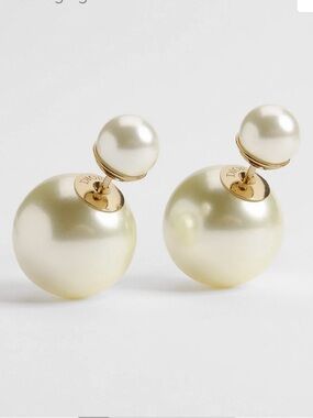 Dior Tribales Earrings
Gold-Finish Metal and White Resin Pearls